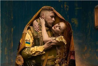 The Romantic Story Behind a Russian Photographer's Version of Klimt's Kiss Painting, Restaged for Ukraine