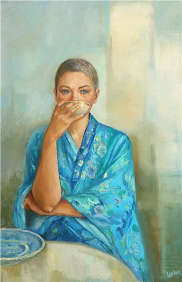 Halbfigürliches Portrait einer jungen Frau im Kimono mit Teeschale by Irina Levina, 2021