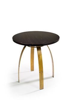 Pedestal table with a circular top in solid red wood resting on four wrought iron legs with an old gold patina - André Renou