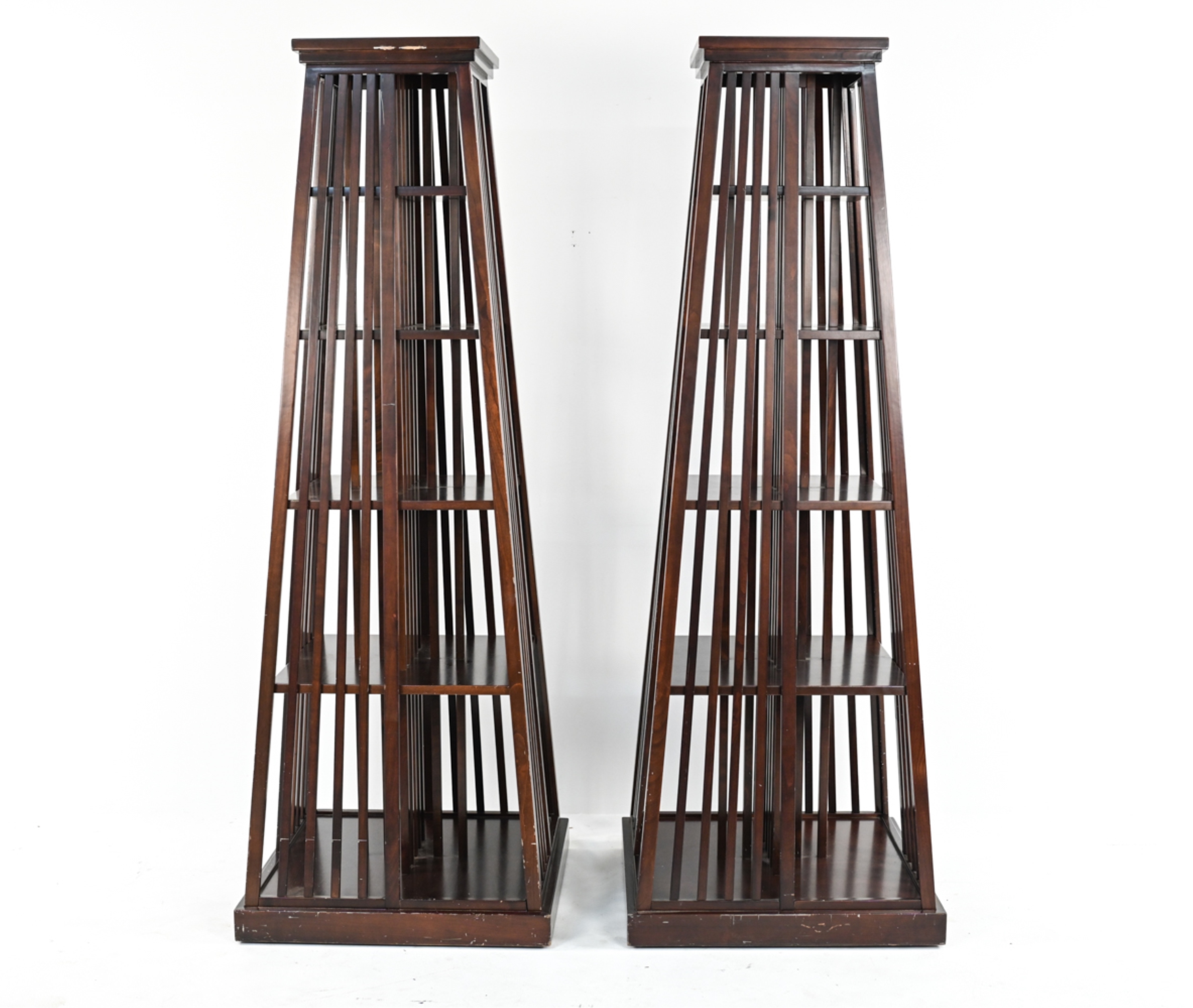 Artwork by Alexis de la Falaise, Pyramide, Made of wood