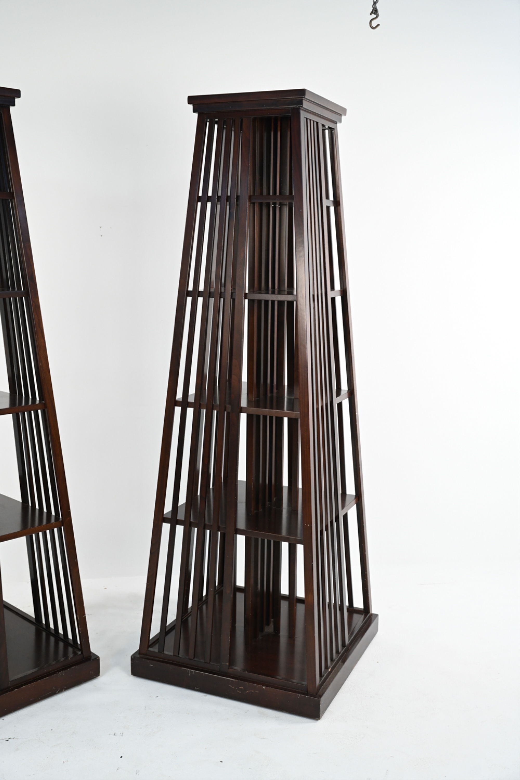 Artwork by Alexis de la Falaise, Pyramide, Made of wood