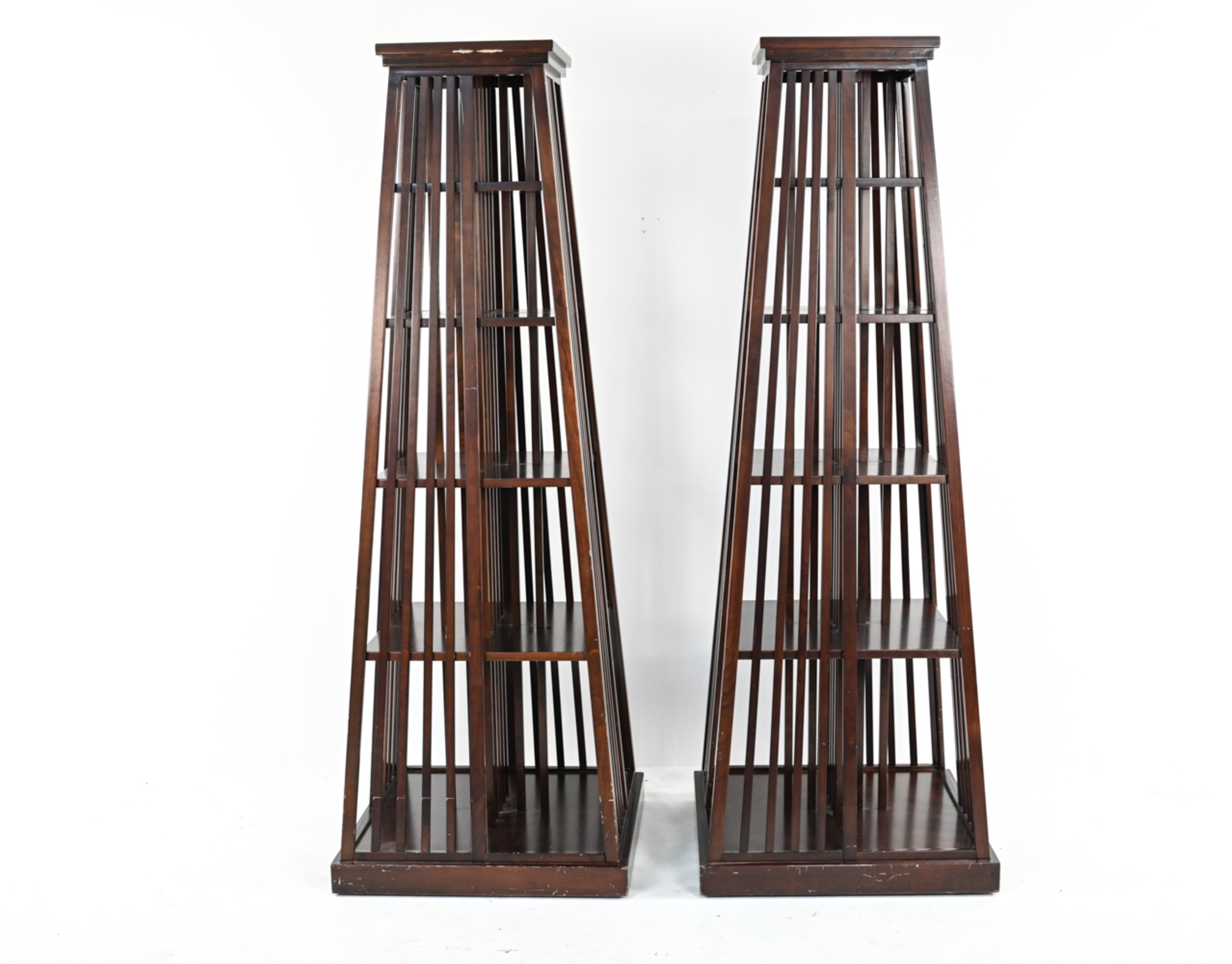 Artwork by Alexis de la Falaise, Pyramide, Made of wood