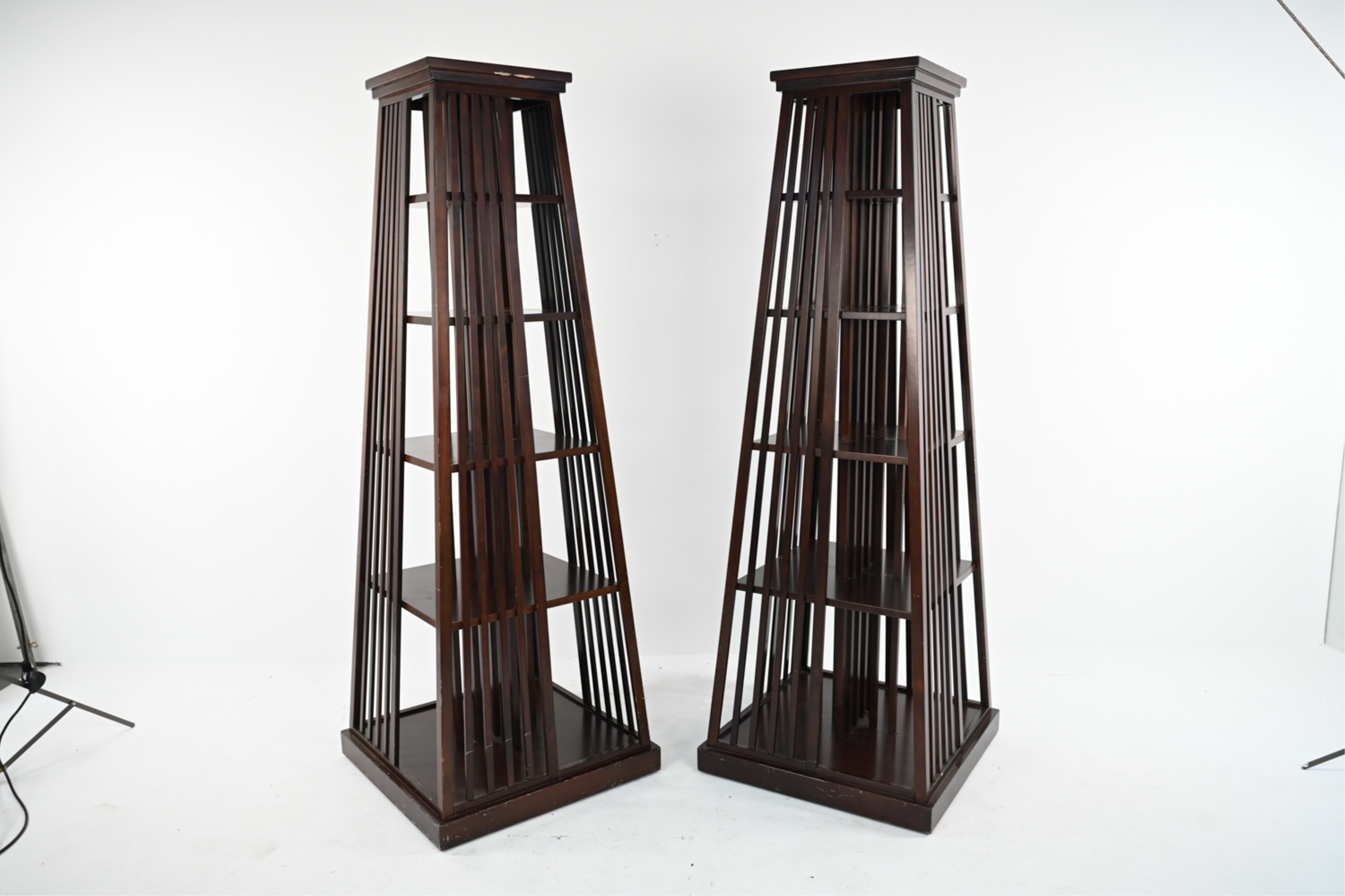 Artwork by Alexis de la Falaise, Pyramide, Made of wood