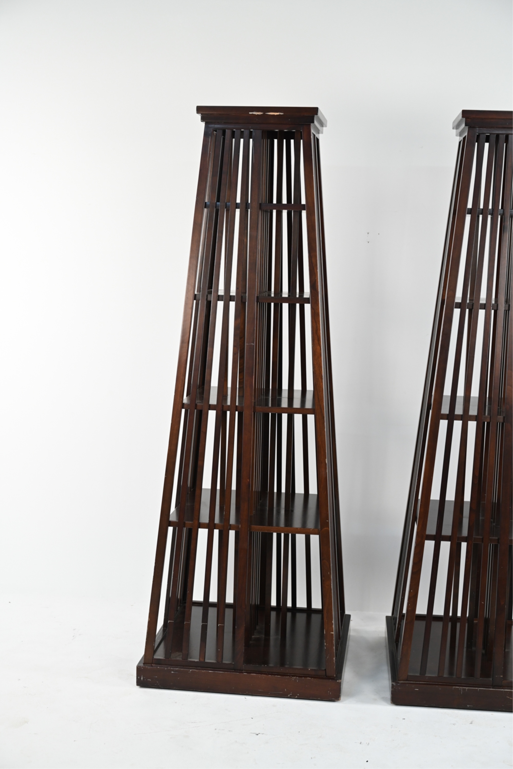 Artwork by Alexis de la Falaise, Pyramide, Made of wood