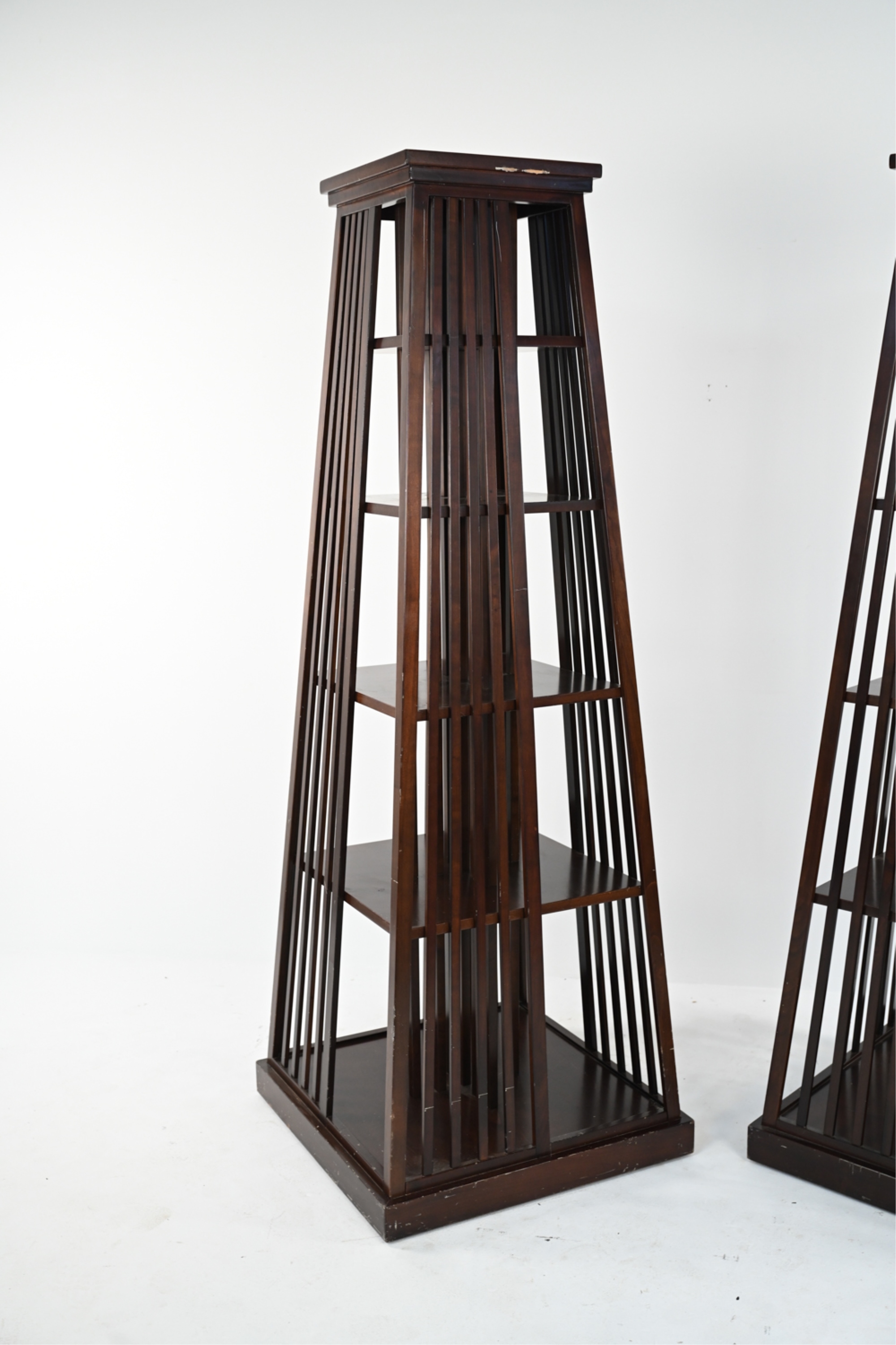Artwork by Alexis de la Falaise, Pyramide, Made of wood