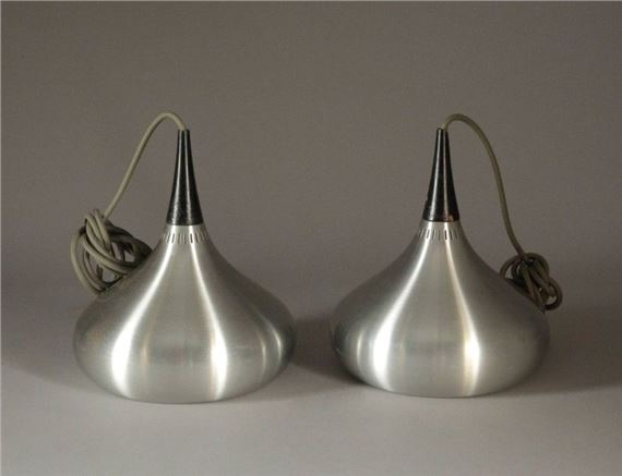 Paire de suspensions petit modèle « Orient » en aluminium brossé et bois noirci Hauteur : 25 cm by Jo Hammerborg