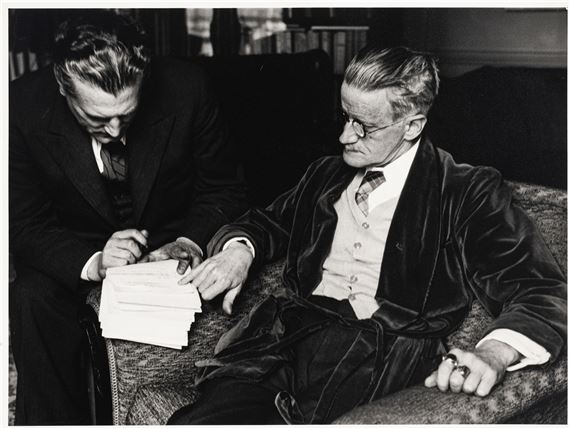 Gisèle Freund Eugène Jolas corrigeant avec James Joyce die