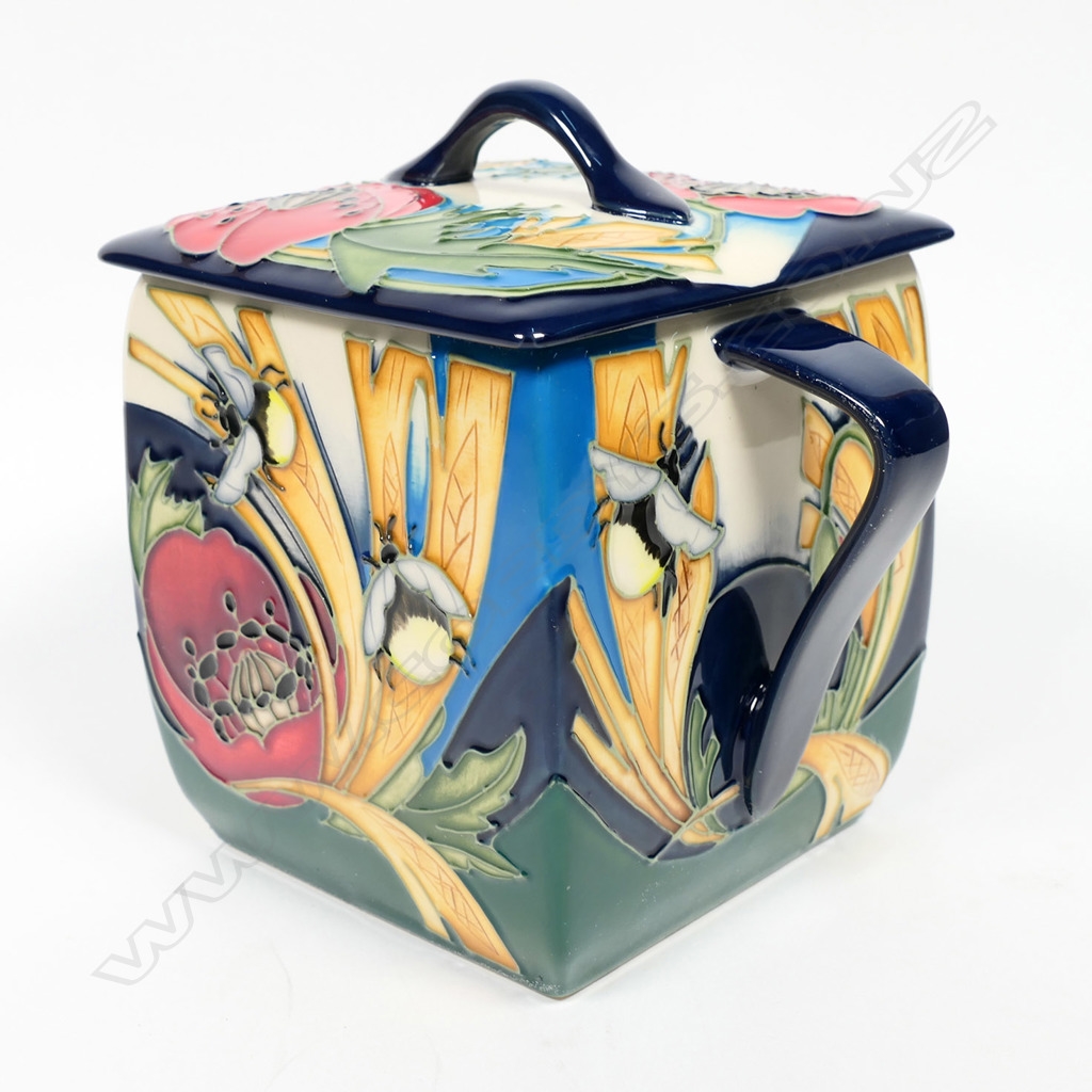Vicky Lovatt A Moorcroft two handled box (1533) MutualArt