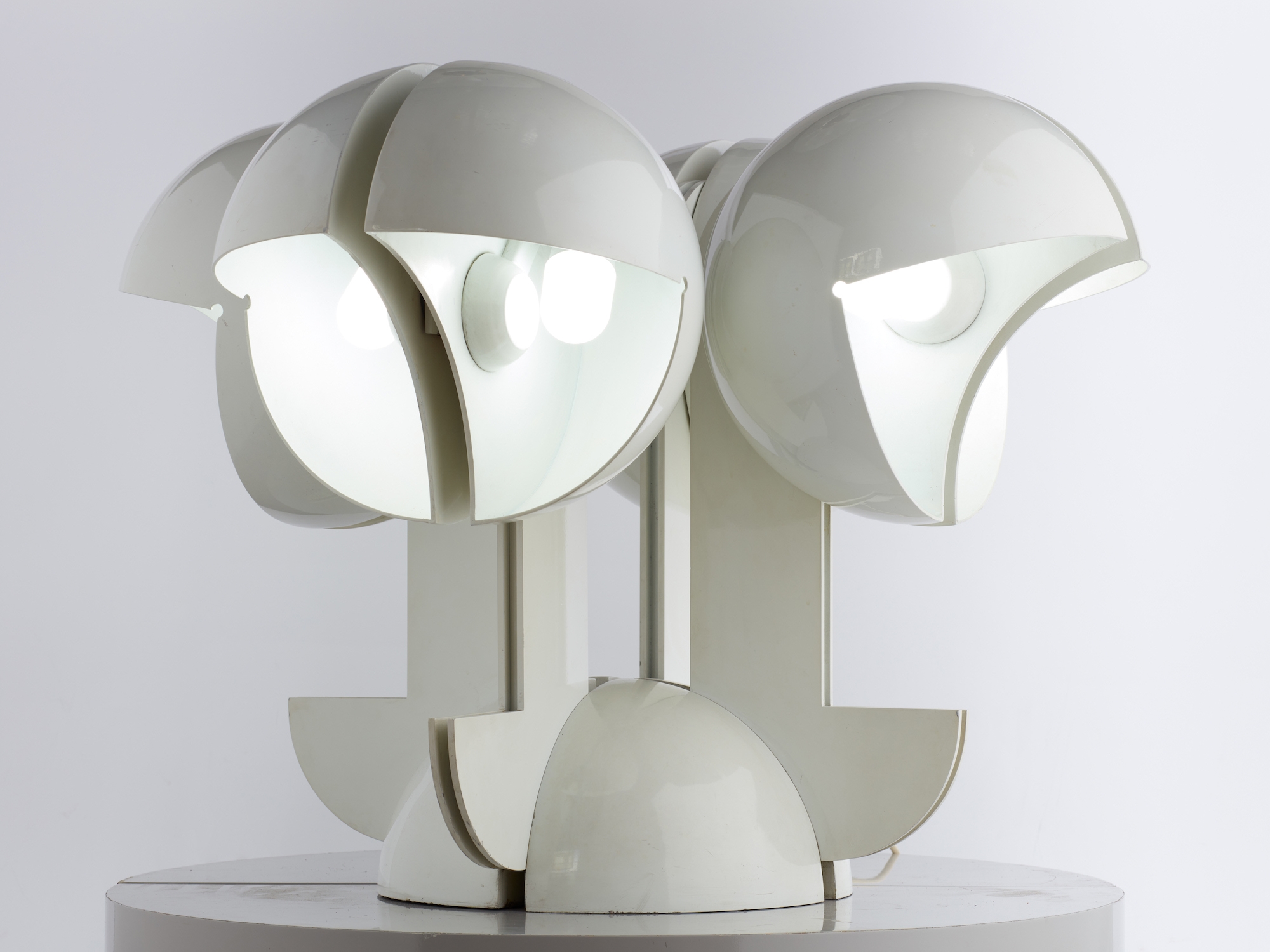 Artwork by Gae Aulenti, RUSPA QUATTRO TABLE LAMP, Made of white lacquered metal and aluminium