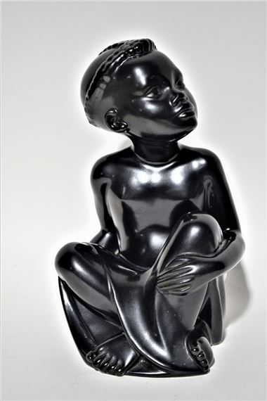 Young boy turning his head on the left