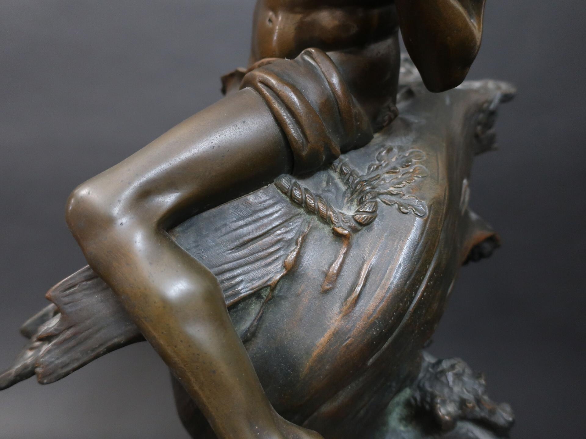 Pichet verseur à eau bénite en bronze patiné à décor d'u…