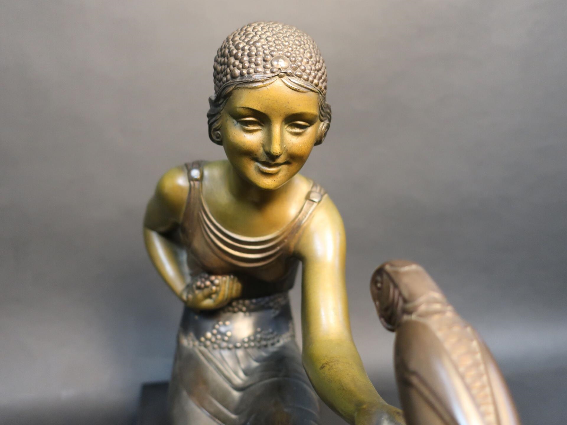 Sculpture de perroquet en régule sur socle en marbre