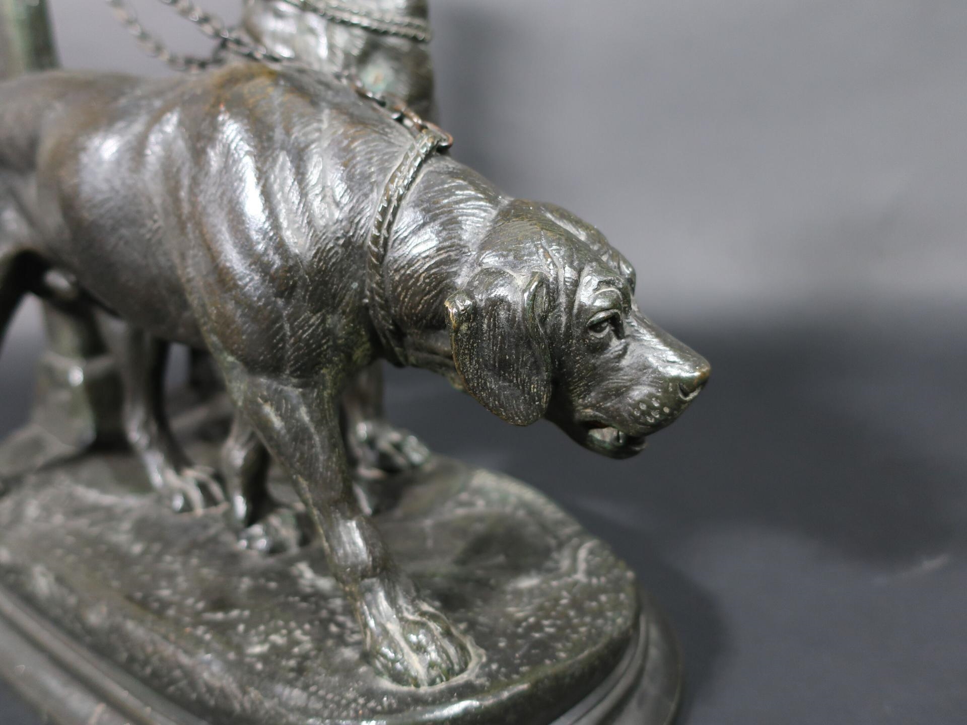 Sculpture Animalière – Chien De Chasse En Bronze Patiné – Statue Décorative XXème