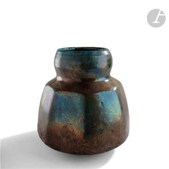 Vase with sides, light iridescence by Gisèle Buthod-Garçon, 2005