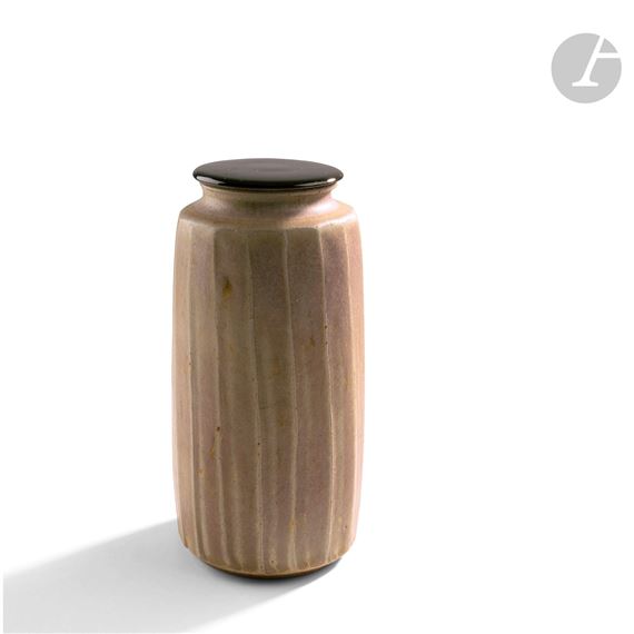 Vase with black lid decorated with vertical flutes - Denis Goudenhooft