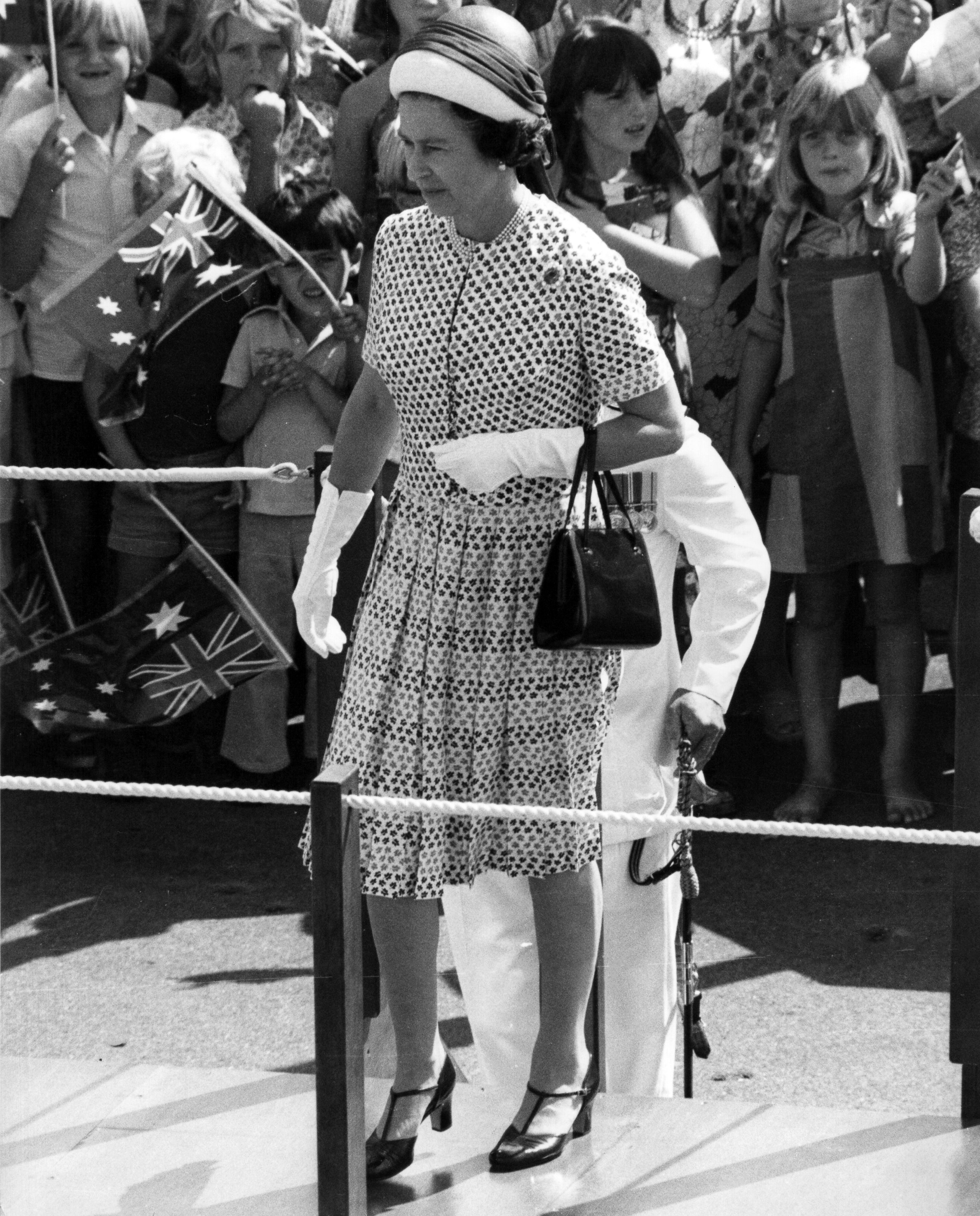 Kevin Berry | Queen Elizabeth arrives at the Sydney Opera House (1973 ...