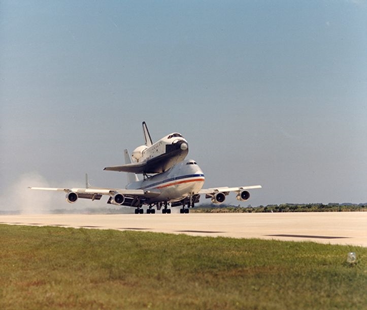 NASA | Historic view of the return of the space shuttle COLUMBIA to the ...