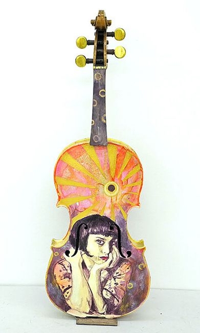 Artwork by Meike Zopf, Warten auf Wunder, Made of violin, acrylic paint
