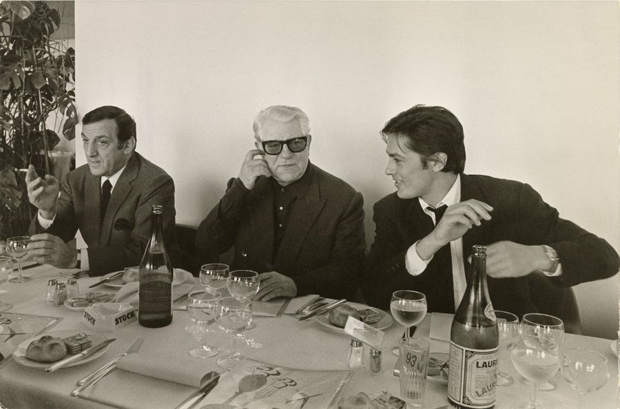 Alain Delon, in Rome, sits at the table with Jean Gabin and Lino Ventura. The 3 actors are the stars of the new film by Henri Verneuil: by Jean-Pierre Bonnotte, 1969