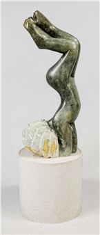 Large female figure standing upside down with flowing hair made of green serpentine - Obert Mukumbi