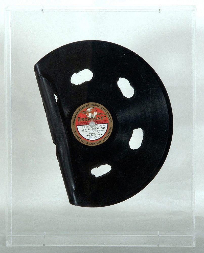 Artwork by Jiří Kolář, Musique de la Garde Royale Anglaise, Made of object