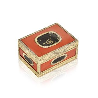 A LOUIS XV DOUBLE-OPENING GOLD-MOUNTED LACQUER BOÎTE À MOUCHES -  Jean-François  Garand