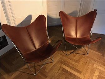 A pair of high-backed lounge chairs with stainless steel frame - Dennis Marquart