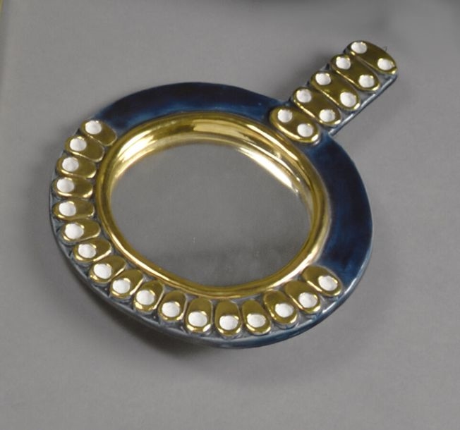 Mithé Espelt | Miroir à main en terre estampée émaillée bleu et or ...