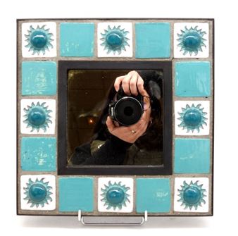 Square mirror with 16 green and white ceramic tiles, metal frame - Yvette Manoy