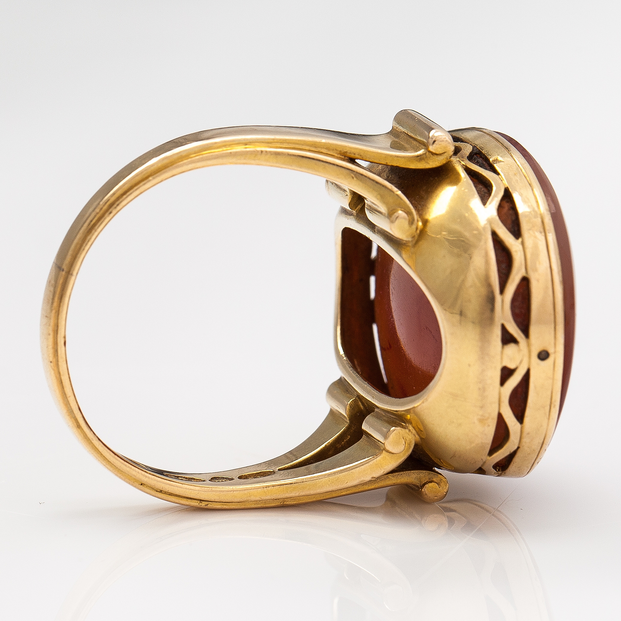 Artwork by Oskar Pihl, An 18K gold ring with an agate, Made of gold