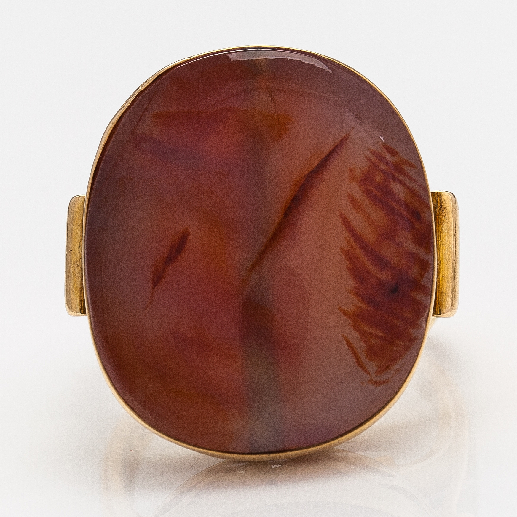 Artwork by Oskar Pihl, An 18K gold ring with an agate, Made of gold