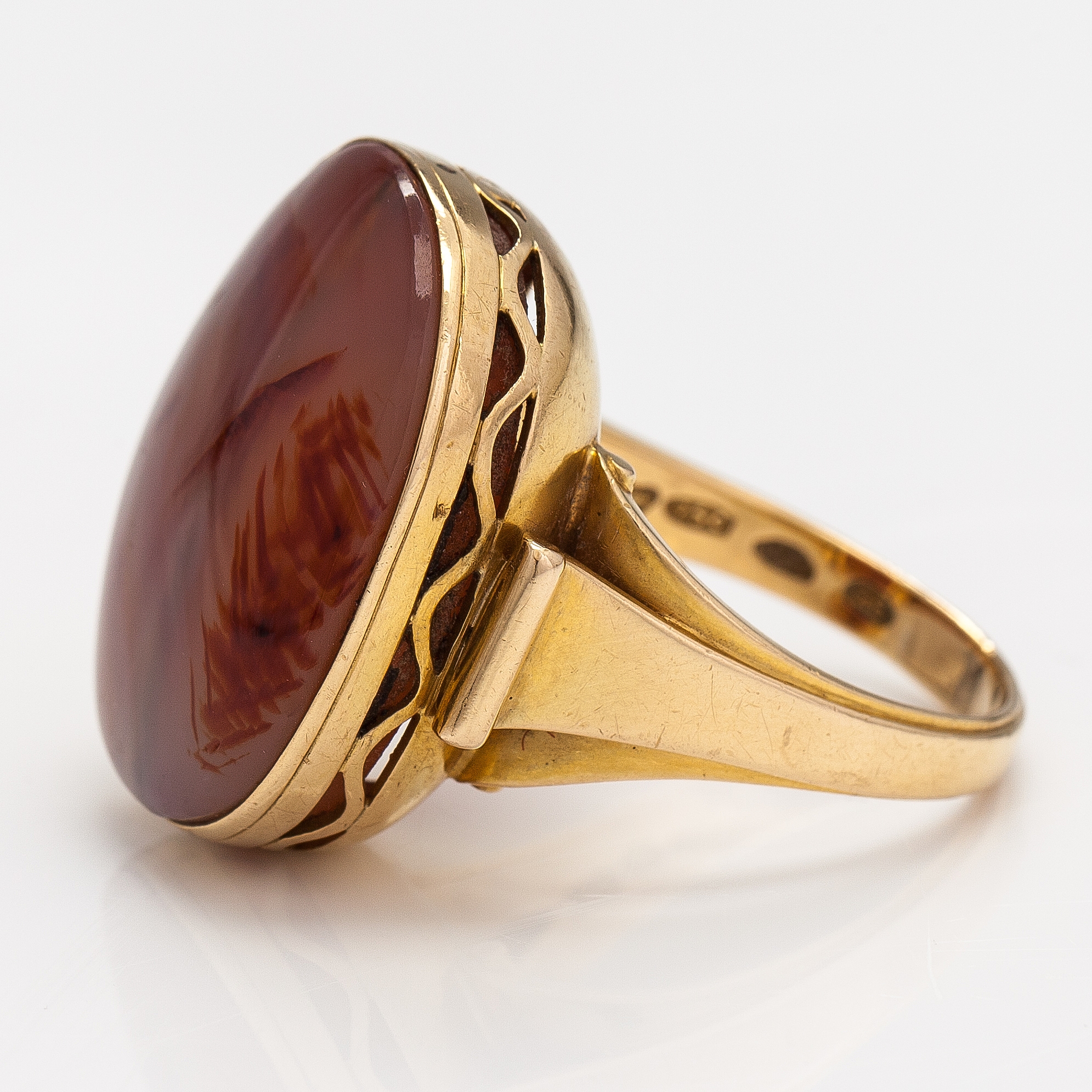 Artwork by Oskar Pihl, An 18K gold ring with an agate, Made of gold