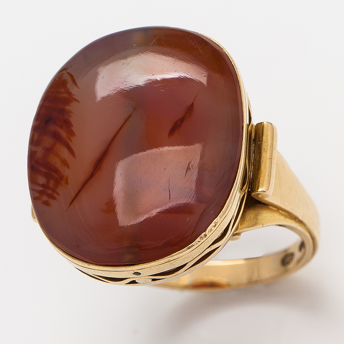 Artwork by Oskar Pihl, An 18K gold ring with an agate, Made of gold
