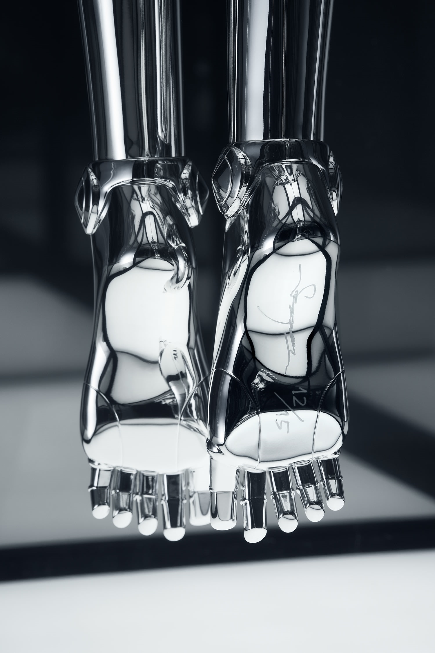 hajime-sorayama-sexy-robot-floating-2019-mutualart