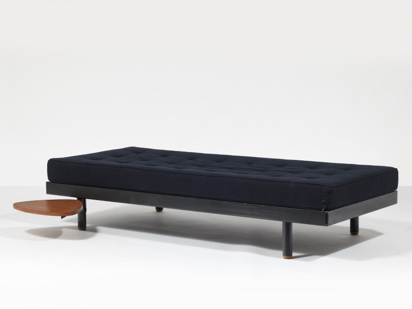 Charlotte Perriand | Lit mod. SCAL n°450 à tablette pivotante dit ...