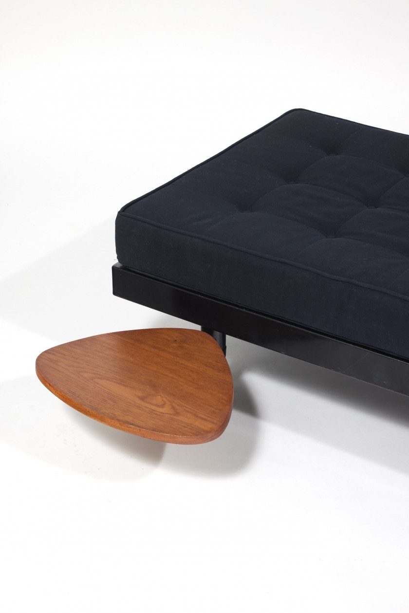 Charlotte Perriand | Lit mod. SCAL n°450 à tablette pivotante dit ...