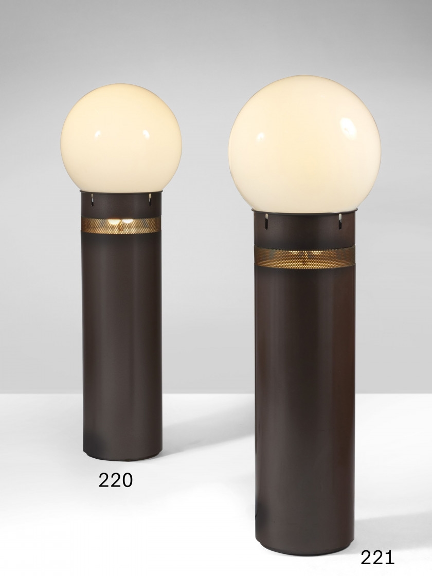 Artwork by Gae Aulenti, Lampadaire mod. « Oracolo », Made of Brown lacquered metal, aluminium and white glass