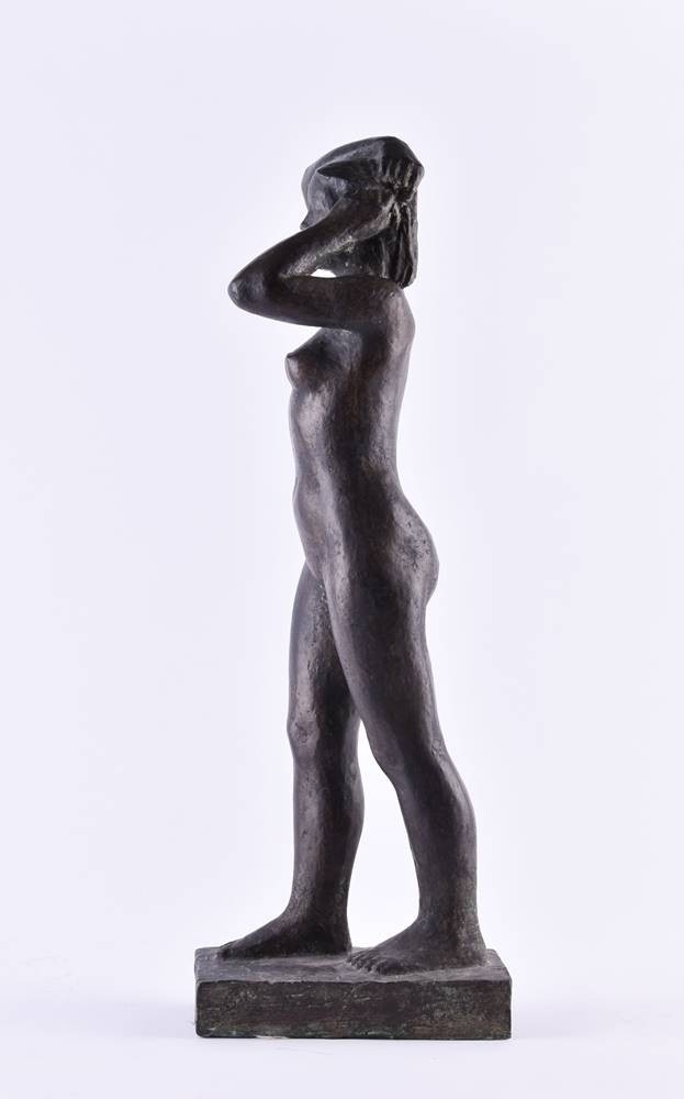 Artwork by Ruthild Hahne, stehender weiblicher Akt, Made of Bronze