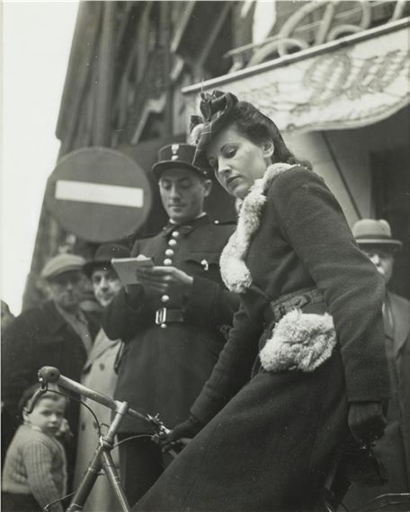 Un gendarme et une cycliste by Robert Doisneau, 1948