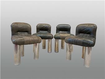 Seat in dark brown leather, tripod base in chromed metal concealing casters Picture