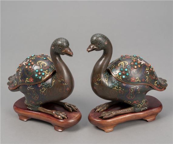 A PAIR OF GEMSTONE-INLAID CLOISONNÉ ENAMEL GOOSE-SHAPED BOXES AND COVERS
