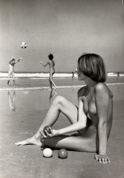 Artwork by Lilo Korenjak, NU Jeu de ballon sur la plage