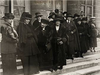 Les suffragettes sortant du Ministère des Affaires Étrangères - Hélène Roger Viollet
