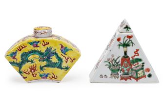 TWO CHINESE FAMILLE VERTE BOTTLE FORM TEA CADDIES - China Marks