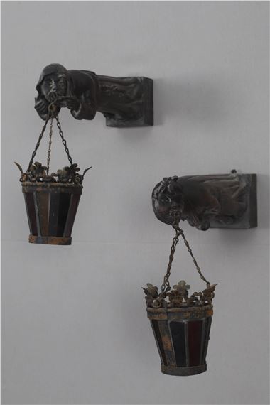 Curieuse paire d’appliques