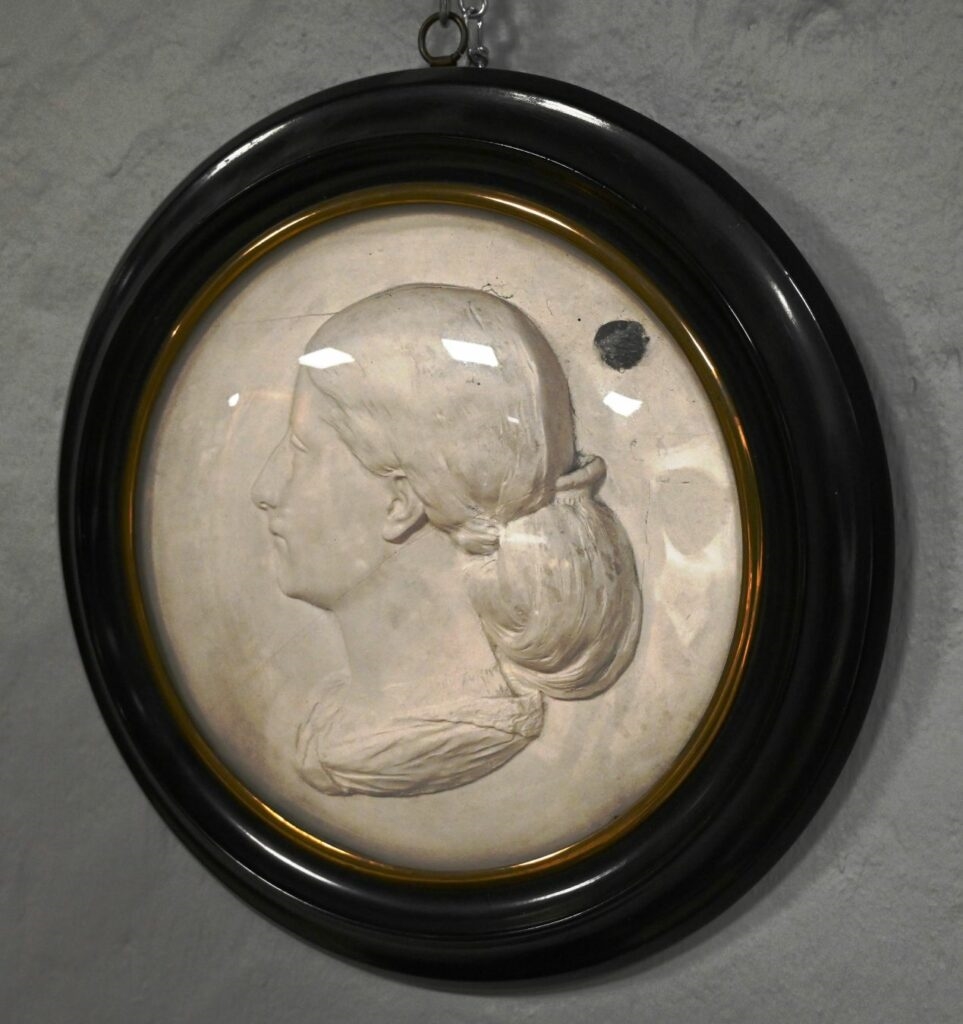 Artwork by Alice Gregoire, Profil de jeune fille, Made of Plaster