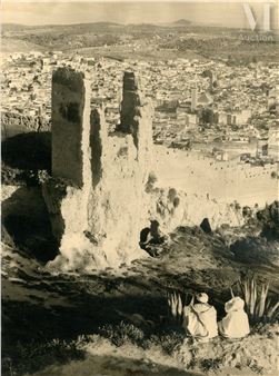 Maroc, Place Nejjarine et sa fontaine en plein cœur de la Médina Fès El Jedid, c. 1950 - Bernard Rouget