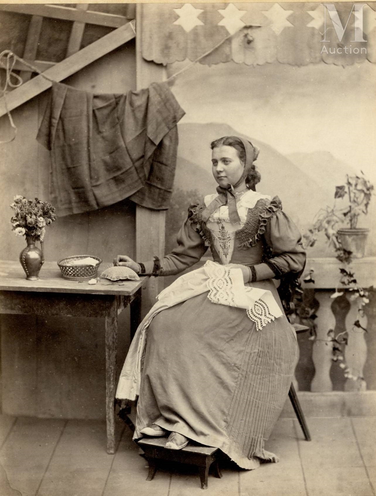 Femme en costume traditionnel, Vintage albumen print, ca.1890, Stéréo