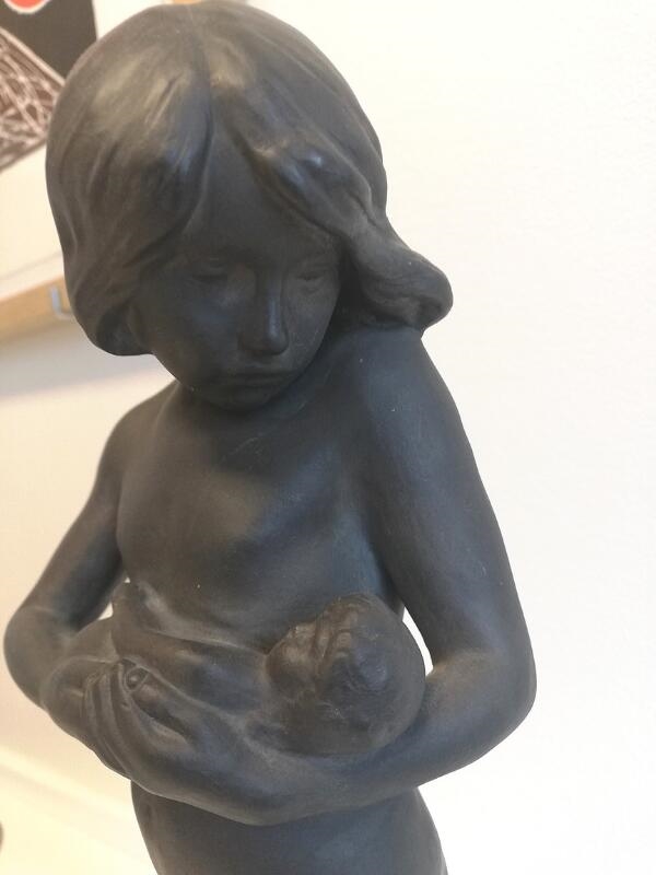 Artwork by Johanne Pedersen-Dan, Lille mor, Made of black terracotta