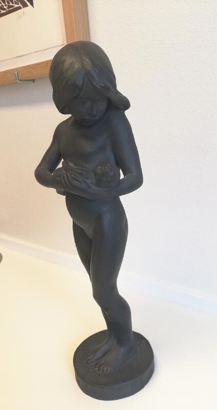 Artwork by Johanne Pedersen-Dan, Lille mor, Made of black terracotta